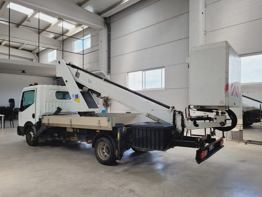 Nissan Cabstar 3528JWM, fotografía 2