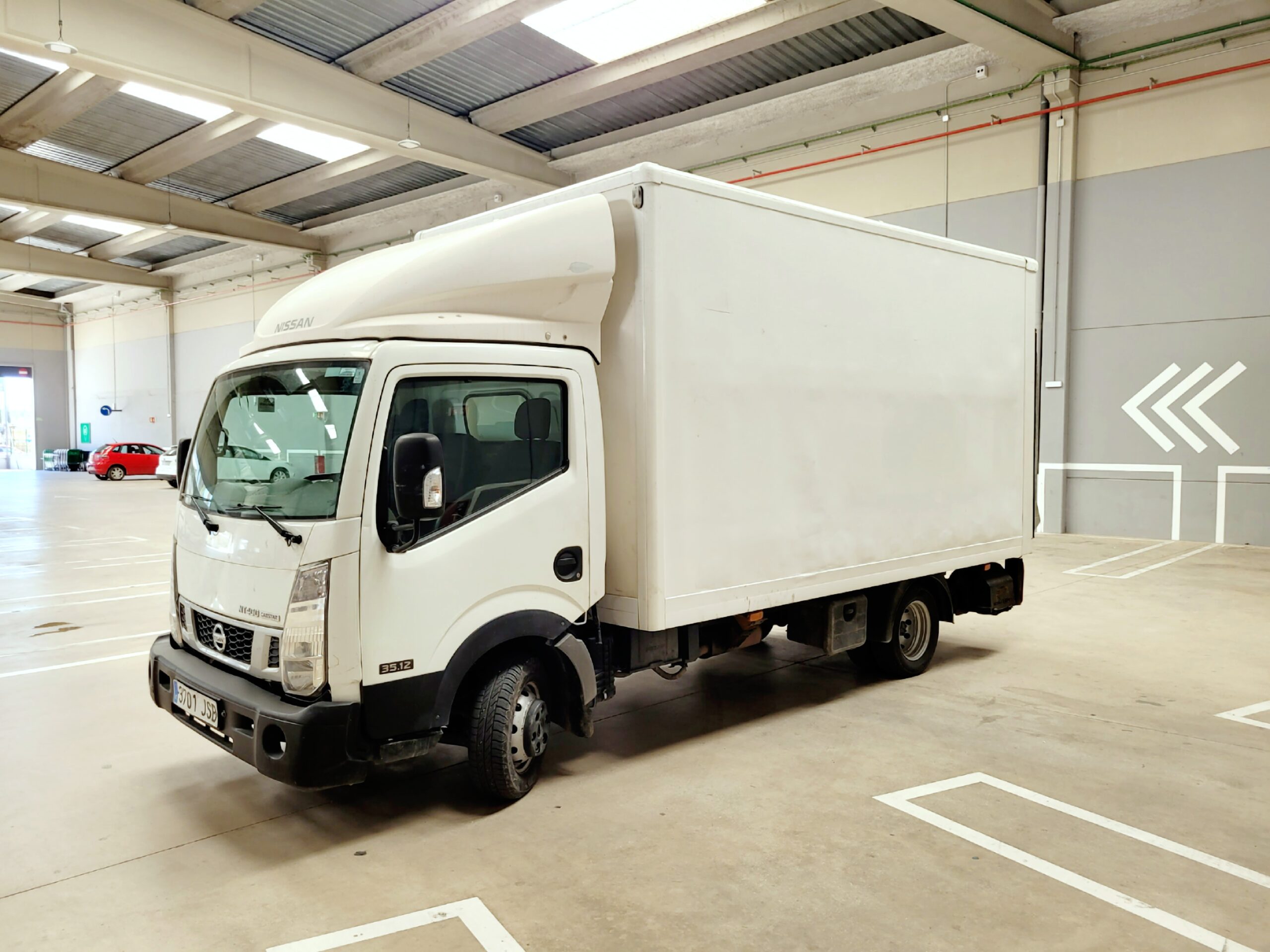Nissan NT400 caja cerrada con plataforma · 2016, matrícula 3701JSB